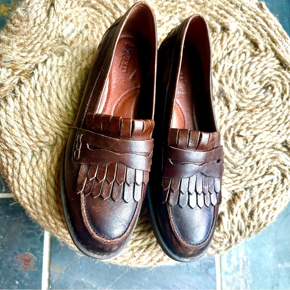 BORN LEATHER PENNY LOAFERS WITH DOUBLE FRINGE. SIZE 9 (WIDE FIT)